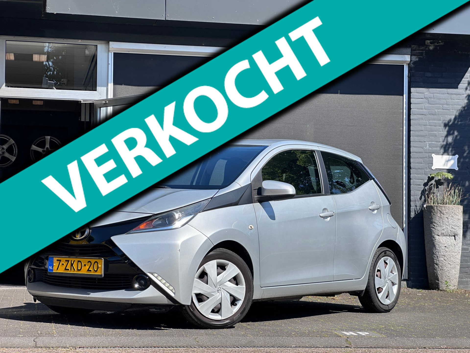 Toyota Toyota Aygo 1.0 VVT-i x-play ORGINEEL NL / CAMERA / AIRCO / ELEKT RAMEN 2015 - voorkant