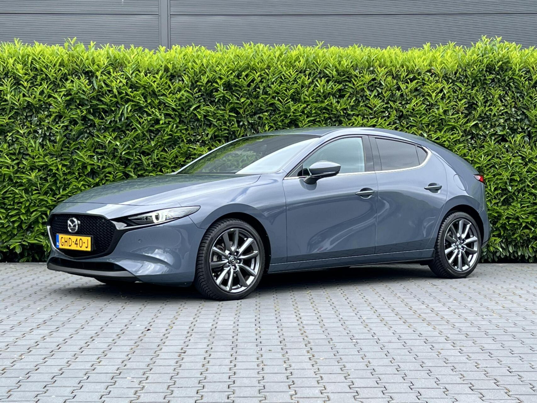 Mazda Mazda3 2.0 e-SkyActiv-X M Hybrid 180 Luxury, BOSE SOUND, NAVIGATIE, KEYLESS, CRUISE CONTROL, CLIMATE CONTROL, STOEL/STUURVERWARMING, LED, DAB, PDC, LICHTMETAAL 18" 2020 - voorkant