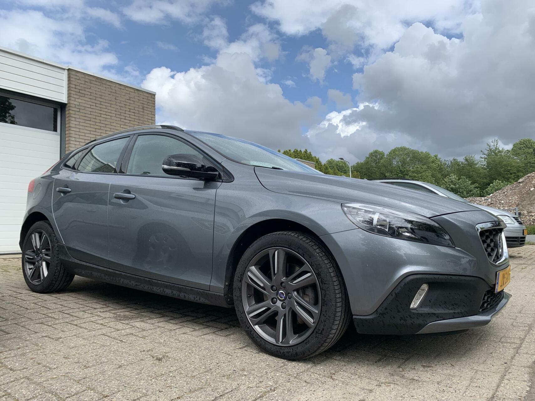 Volvo V40 Cross Country 2.0 D2 NAP NAVI Airco LED Cruise control LM velgen Elektrische pakket 2016 - voorkant