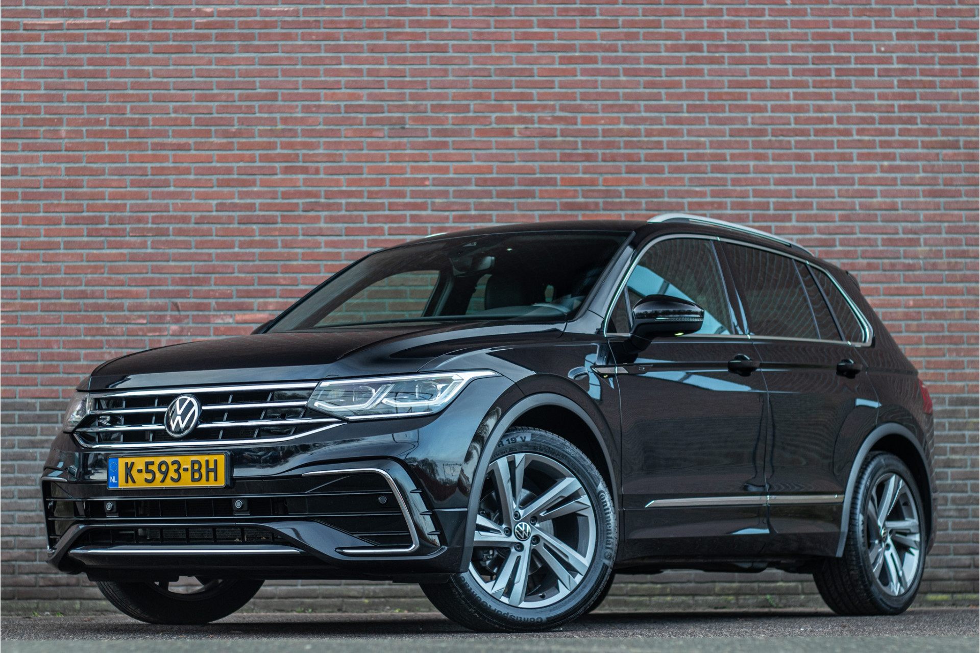 Volkswagen Tiguan 1.5 TSI 150pk DSG R-Line Business+, Origineel NL, Trekhaak, Matrix LED, Navigatie, Keyless, Alcantara, Digital Cockpit. 2020 - voorkant