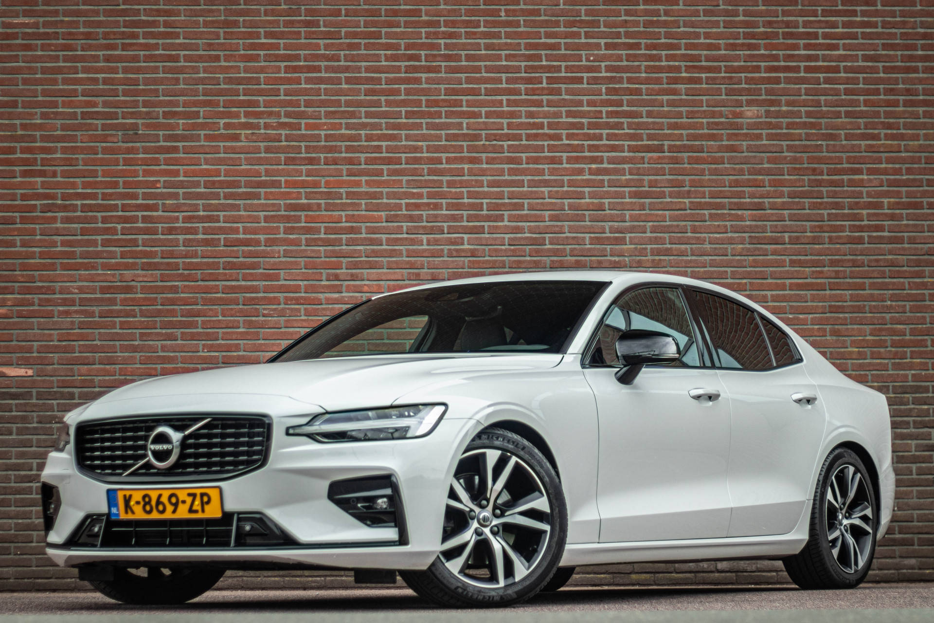Volvo S60 B4 R-Design, Harman/Kardon, Stoel & Stuurverwarming, Trekhaak, Camera, Memory, Carplay, Adaptive Cruise. 2021 - voorkant