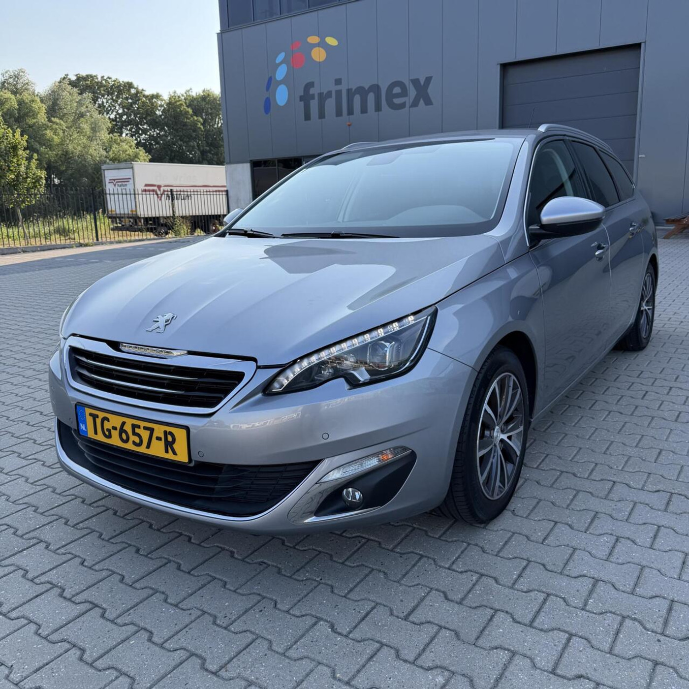 Peugeot 308 1.2 Allure | Trekhaak | NW DISTRIBUTIE RIEM ! 2015 - voorkant