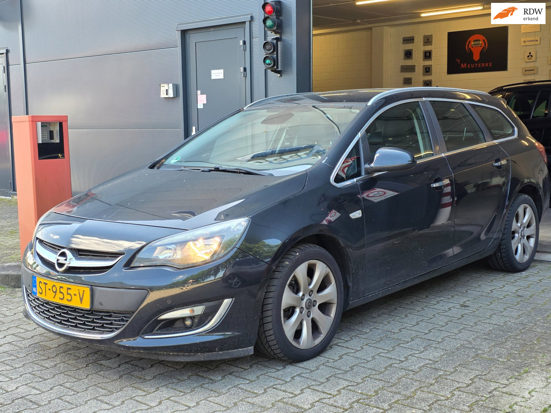 Opel Astra Sports Tourer 1.7 CDTi Cosmo / LEES TEKST ! 2013 - voorkant