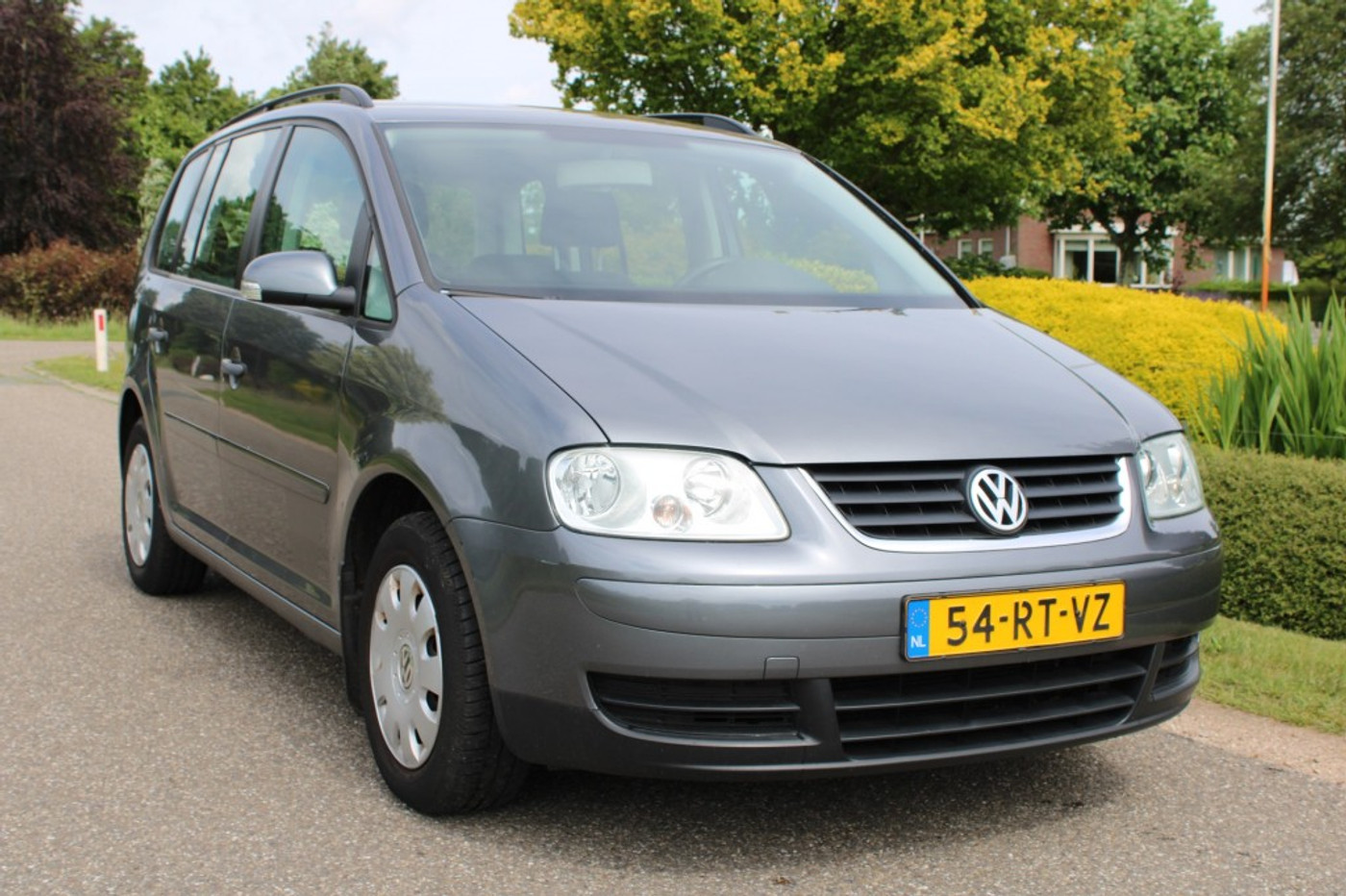 Volkswagen Touran 1.6 102pk Business Airco/Cruise/Trekhaak 2005 - voorkant