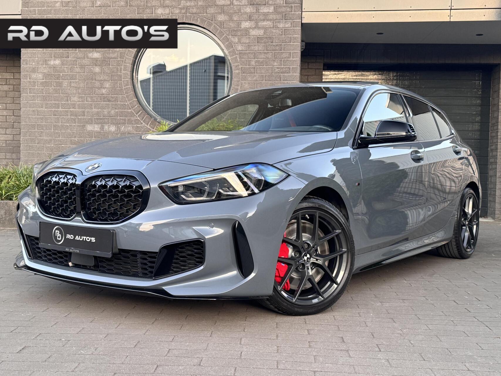 BMW M135i xDrive M135i xDrive Edition Colorvision M Sport Pano HUD Camera 2023 - voorkant