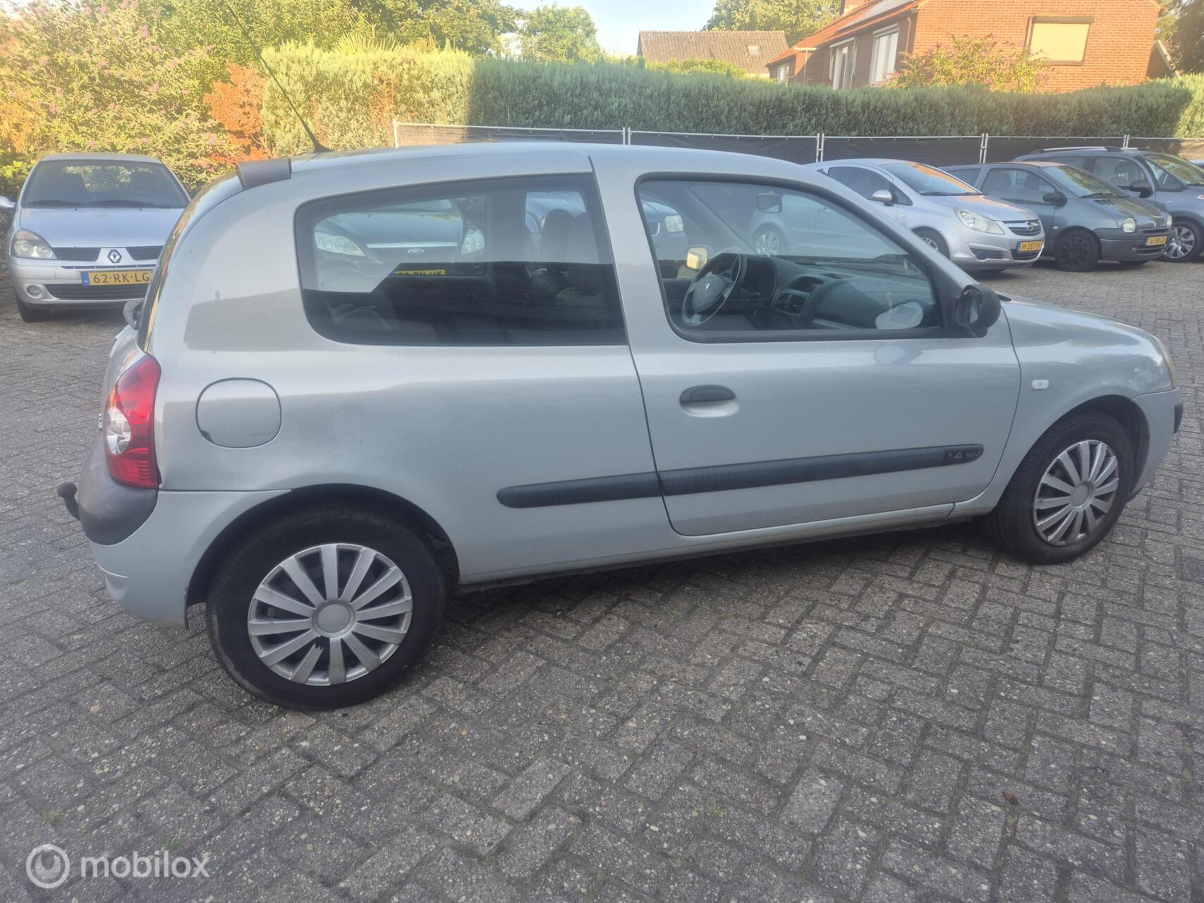 Renault Clio 1.4-16V Dynamique Comfort automaat 2004 - voorkant