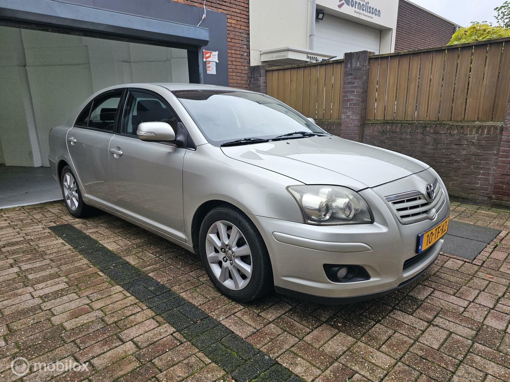 Toyota Avensis 2.0 VVTi Luna 2006 - voorkant