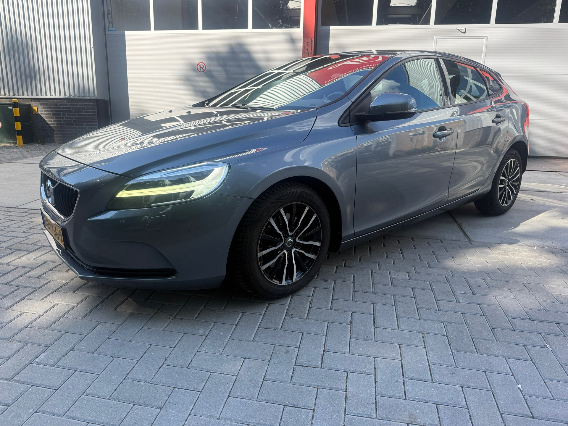 Volvo V40 2.0 T2 Nordic+ 2016 - voorkant