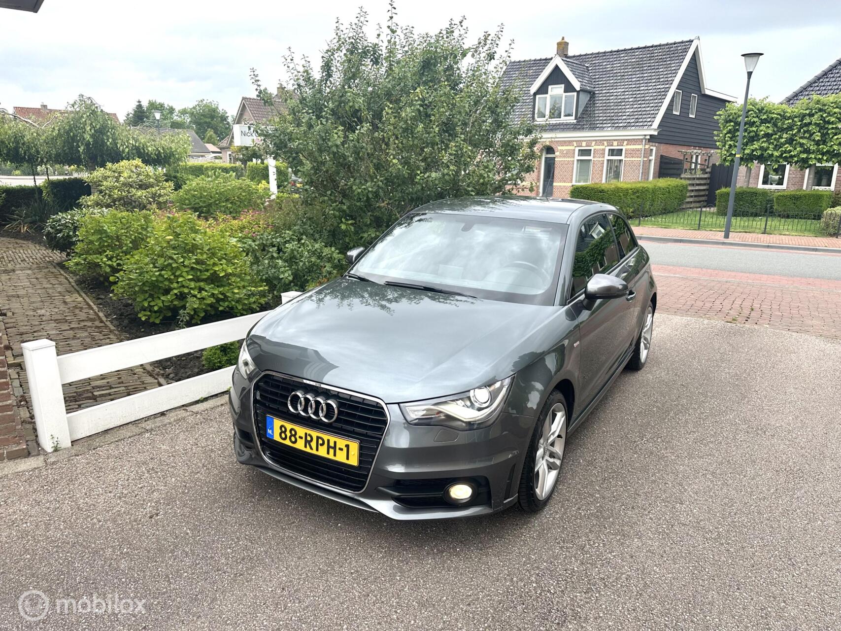 Audi Audi A1 1.2 TFSI S-LINE edition XENON VERLICHTING BLUETOOTH NAVIGATIE GOED ONDERHOUDEN!! 2011 - voorkant