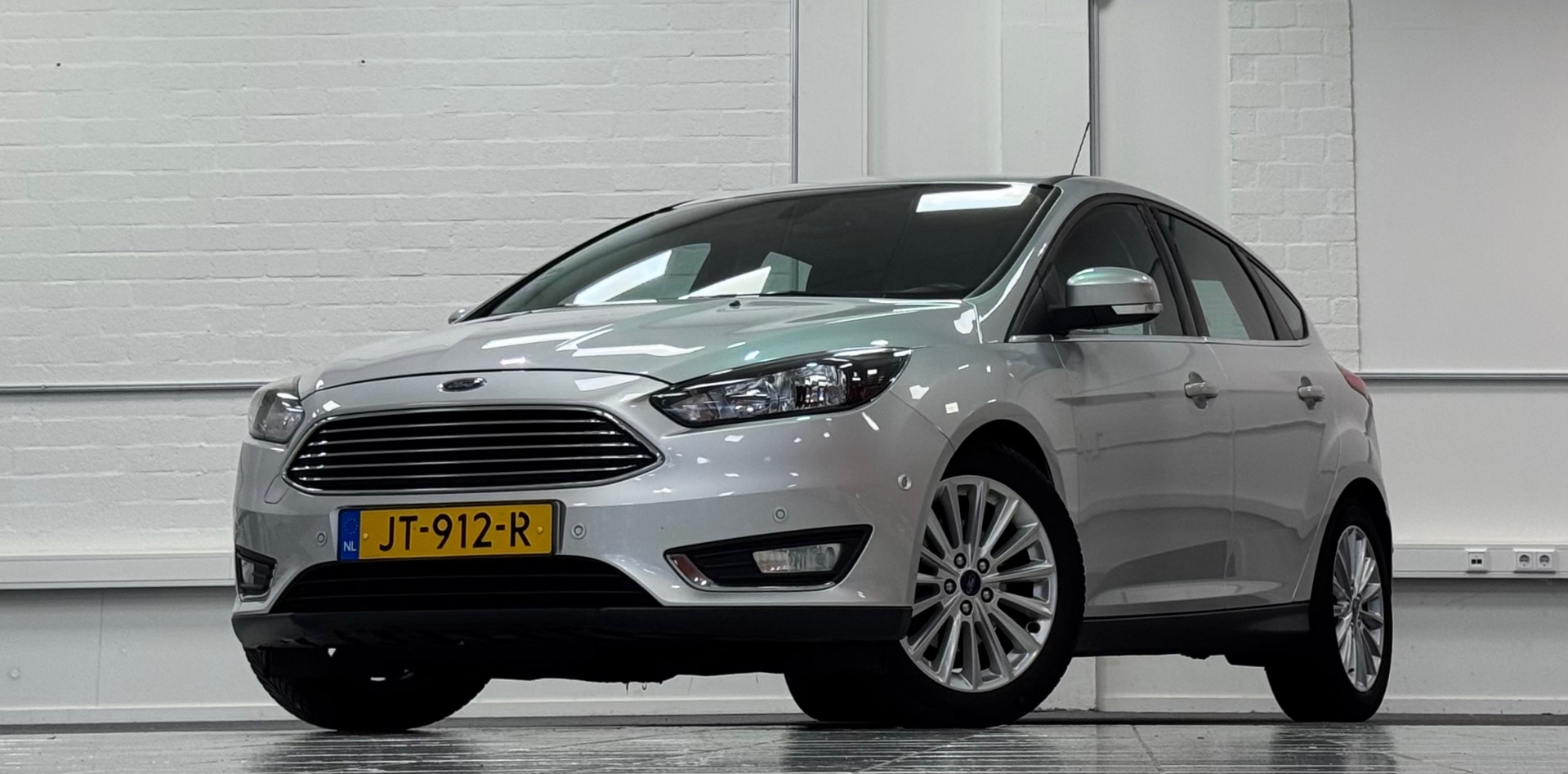 Ford Focus 1.5i Titanium 1e Eigenaar 100% Onderhouden Navi Parkeerhulp Mooi! Garantie 2016 - voorkant