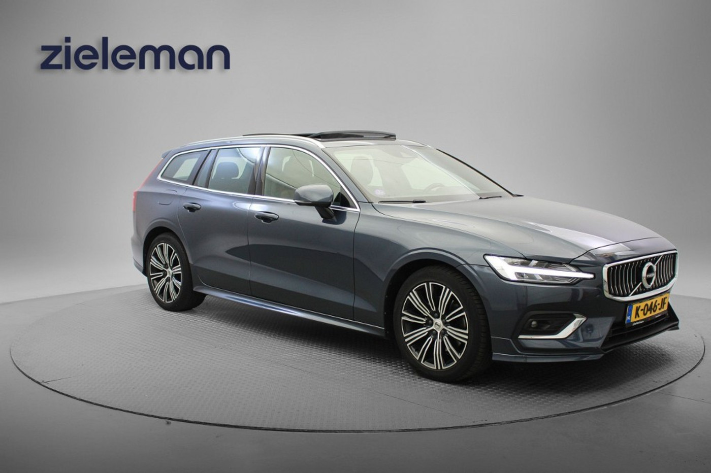 Volvo V60 2.0 B3 Inscription Automaat - Carplay, Panorama, Leer, Memory, Trekhaak 2021 - voorkant