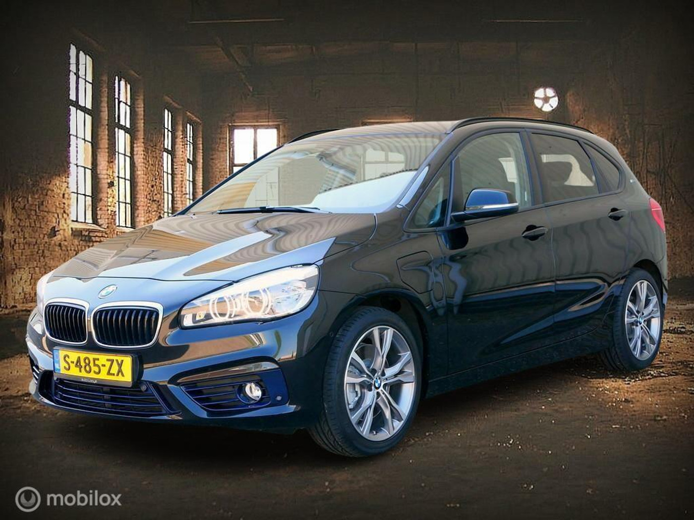 BMW 2-serie Active Tourer 225XE Sport Line - leer - LED - 18 inch 2016 - voorkant