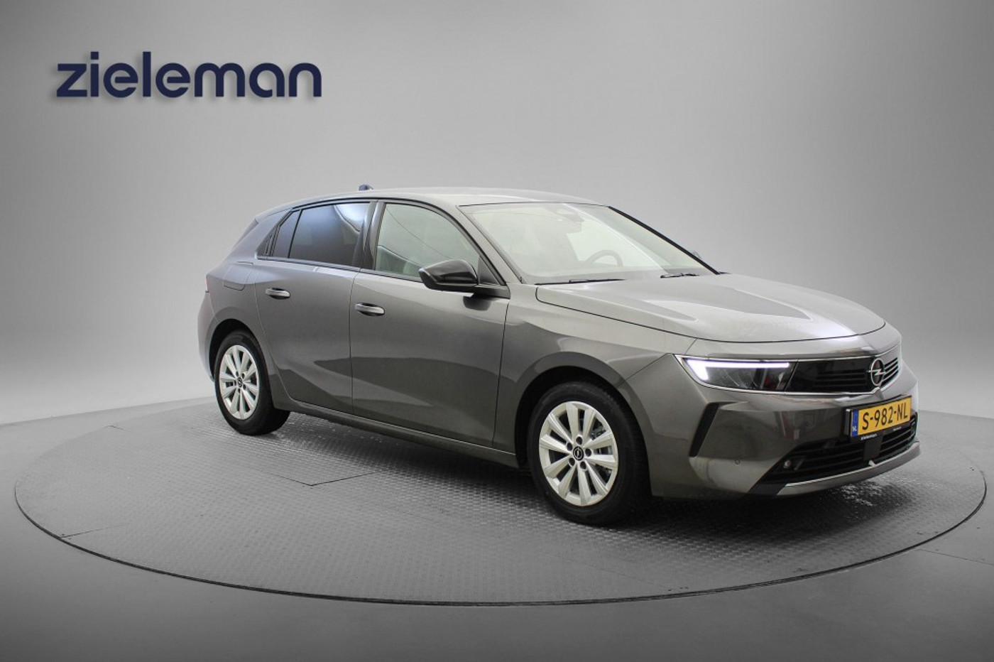 Opel Astra 1.2 Business Edition - Carplay, Camera, LED, PDC, Stuur/Stoel verwarming 2023 - voorkant
