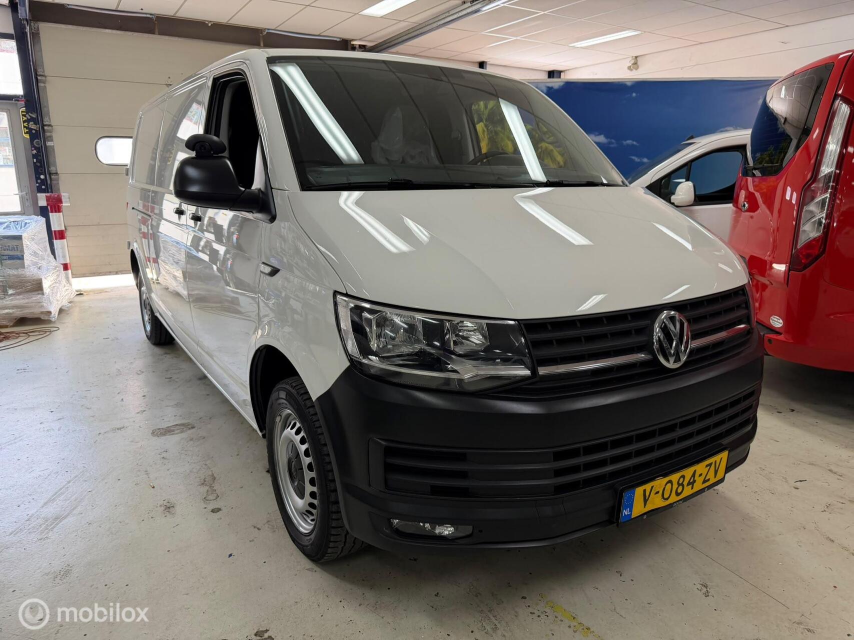 Volkswagen Transporter 2.0 TDI L2H1 Airco Cruise Navi 2019 - voorkant