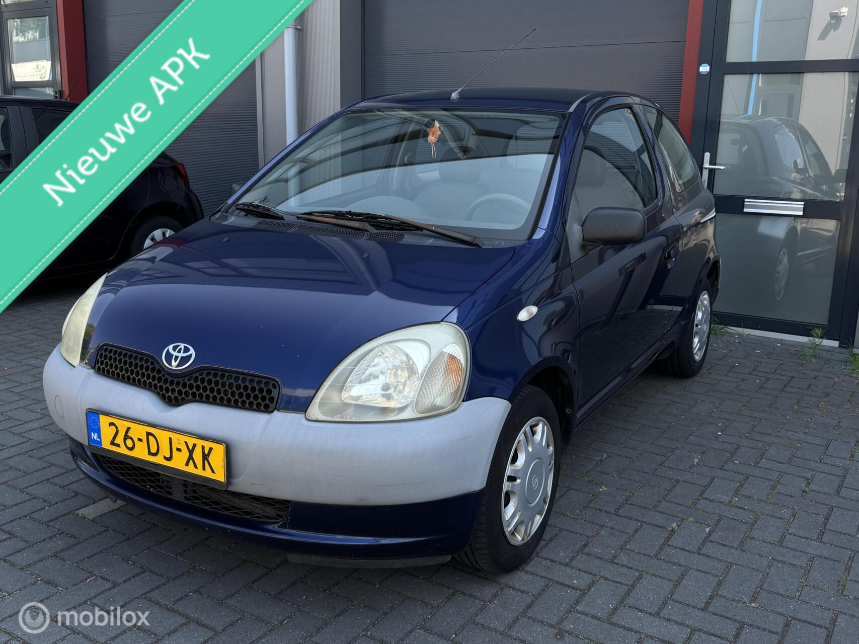 Toyota Toyota Yaris 1.0-16V VVT-i Terra, Boekjes, NIEUWE APK. 1999 - voorkant