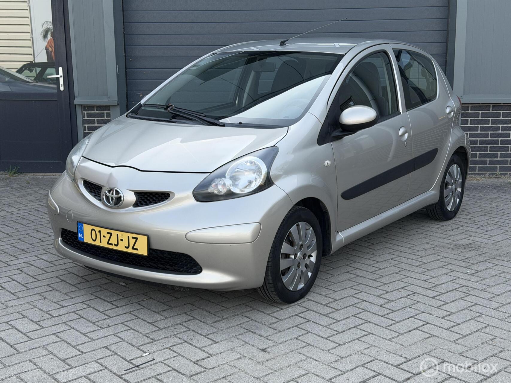Toyota Toyota Aygo 1.0-12V Sport/ O. HISTORIE/ AIRCO/ 5 DEURS/ APK 2008 - voorkant