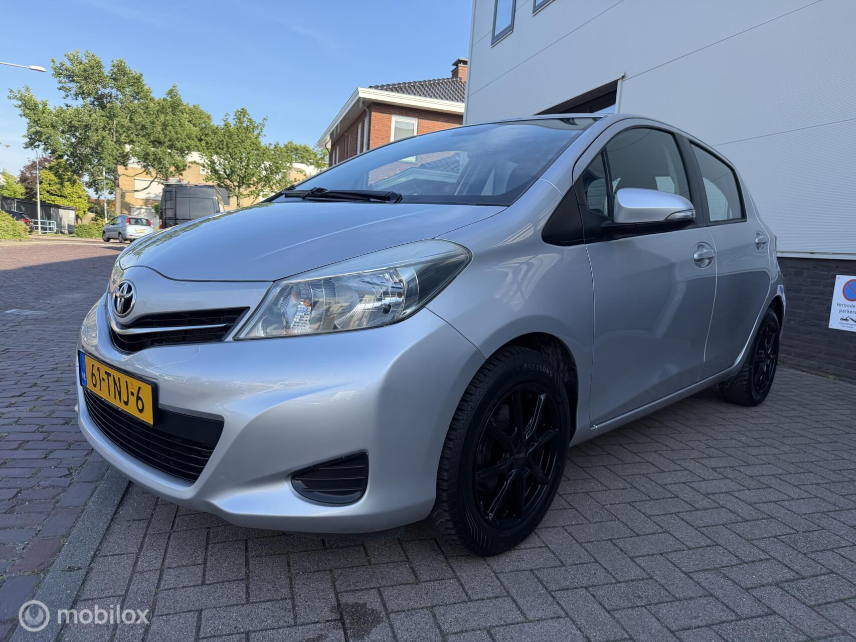Toyota Toyota Yaris 1.3 VVT-i Aspiration AIRCO /CAMERA /TREKHAAK 2012 - voorkant