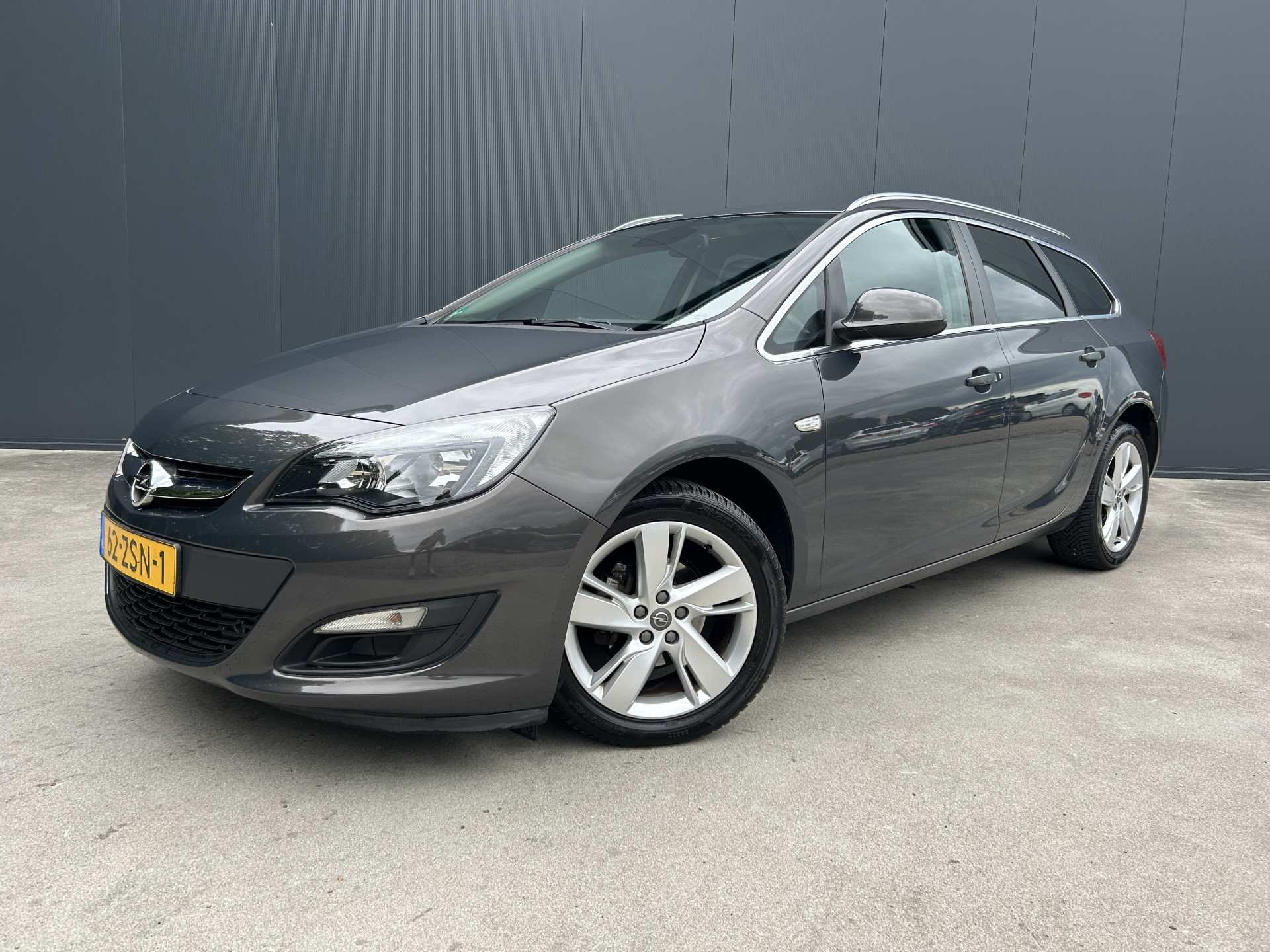 Opel Astra Sports Tourer 1.4 Turbo Sport NAVI CRUISE AIRCO TREKHAAK 2013 - voorkant