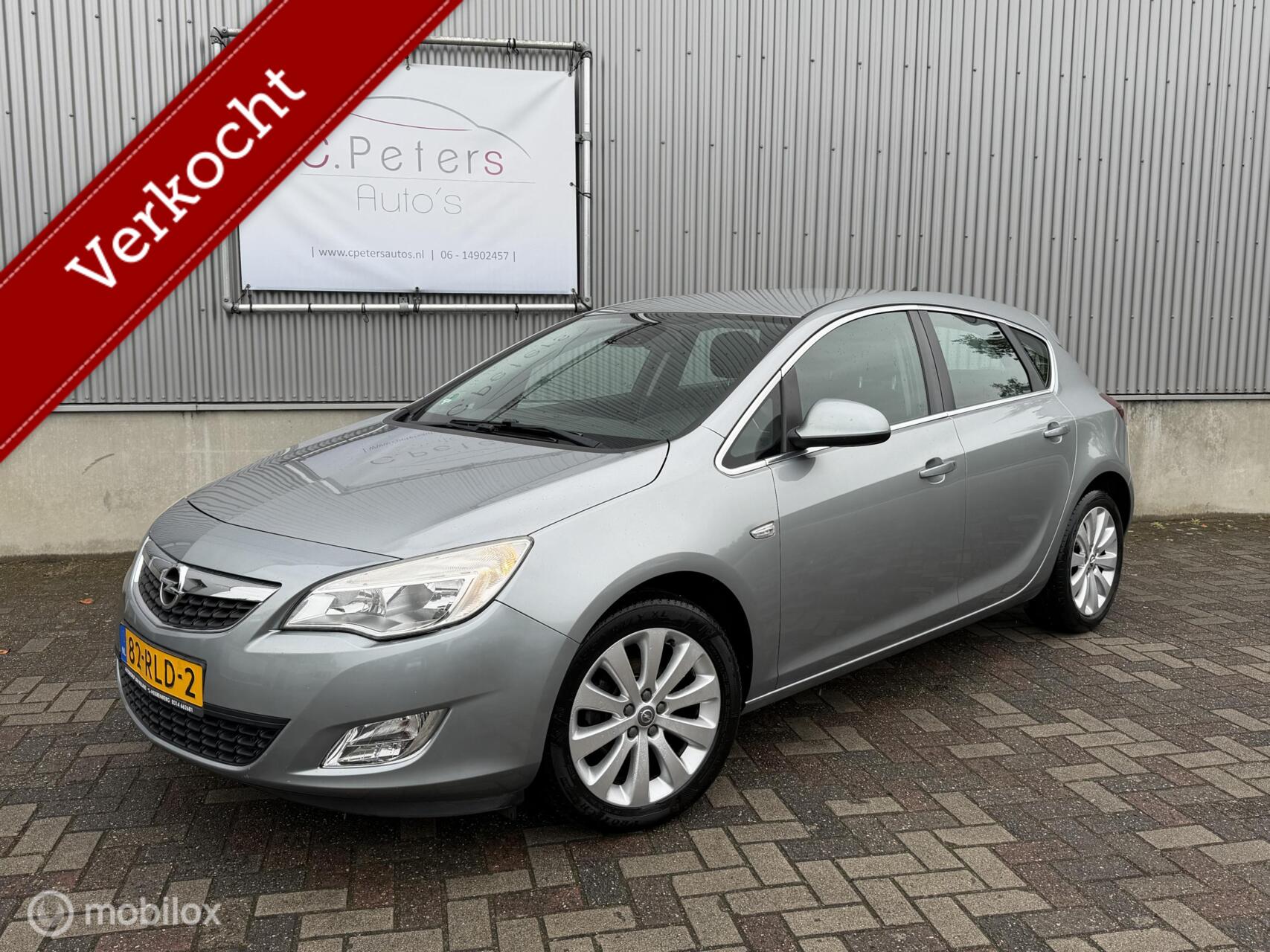 Opel Astra 1.6 Cosmo 2011 Automaat / Navigatie / Bluetooth / Trekhaak / NAP 2011 - voorkant