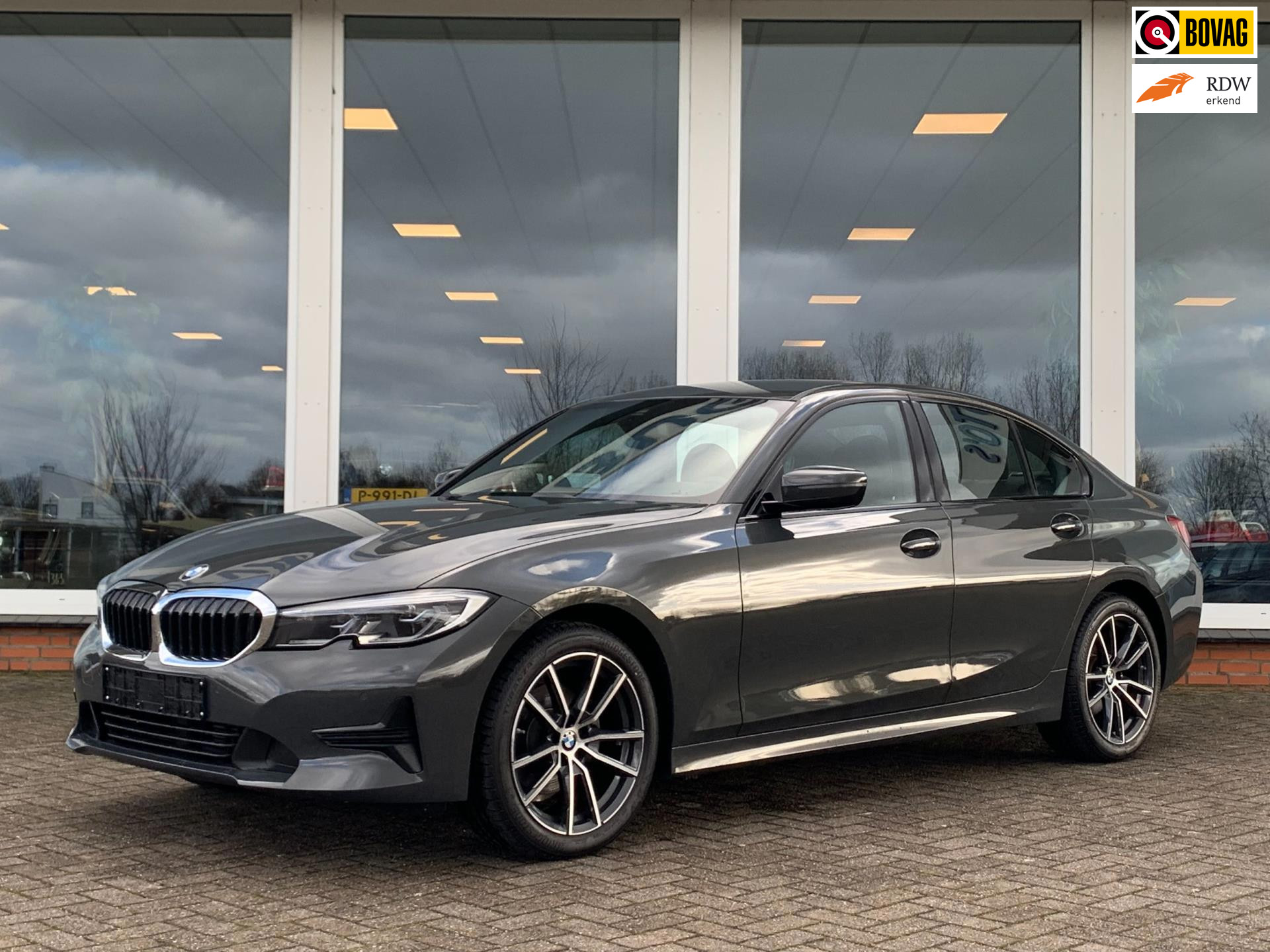 BMW 320i 320i Sedan - Aut. - Navi - PDC - LM 2019 - voorkant