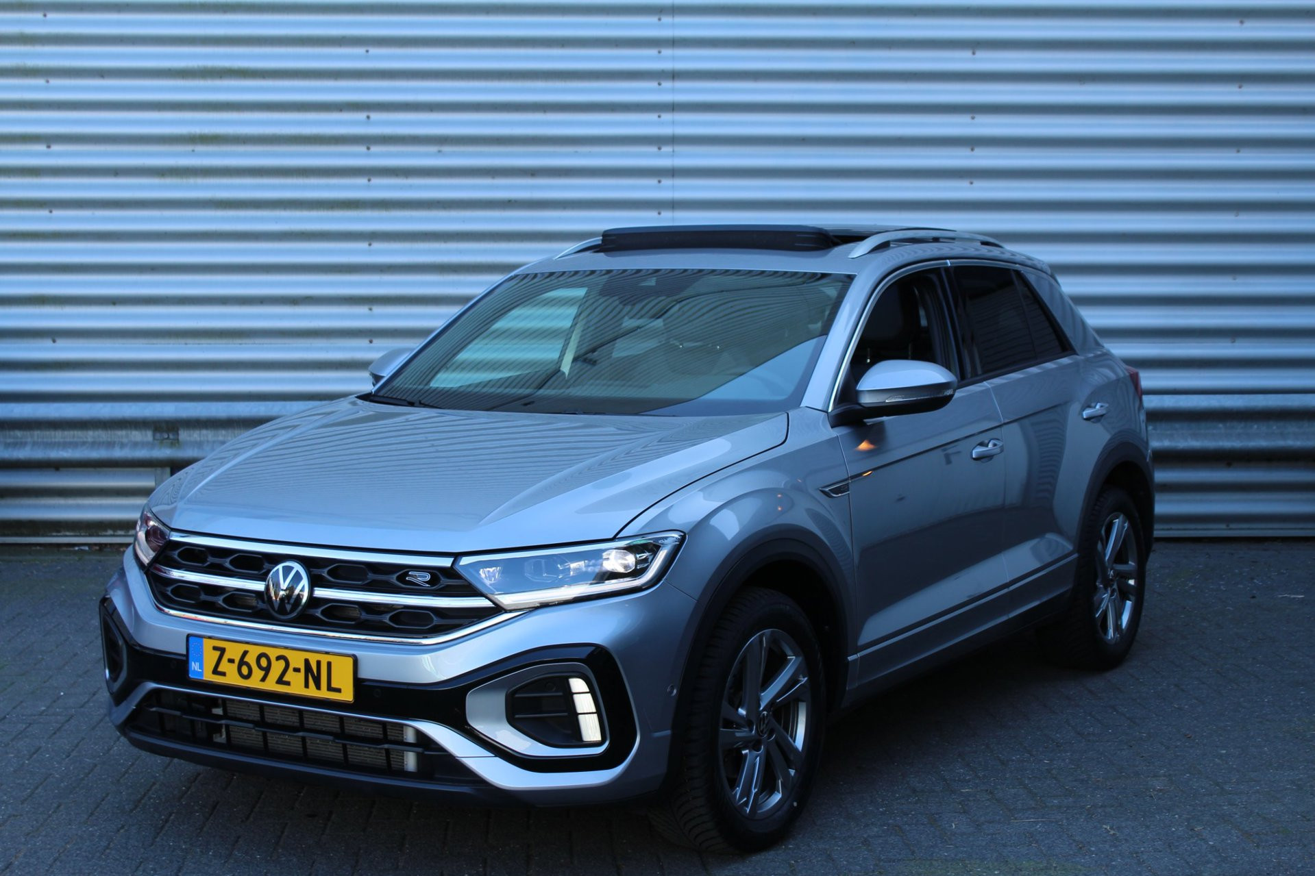 Volkswagen T-roc 1.5 TSI 150pk R-Line DSG7 Panoramadak 2023 - voorkant