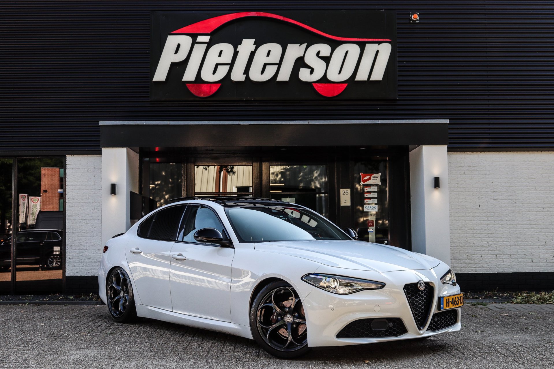 Alfa Romeo Giulia 2.0T VELOCE SQUADRA 330PK TREKHAAK PANO 2019 - voorkant