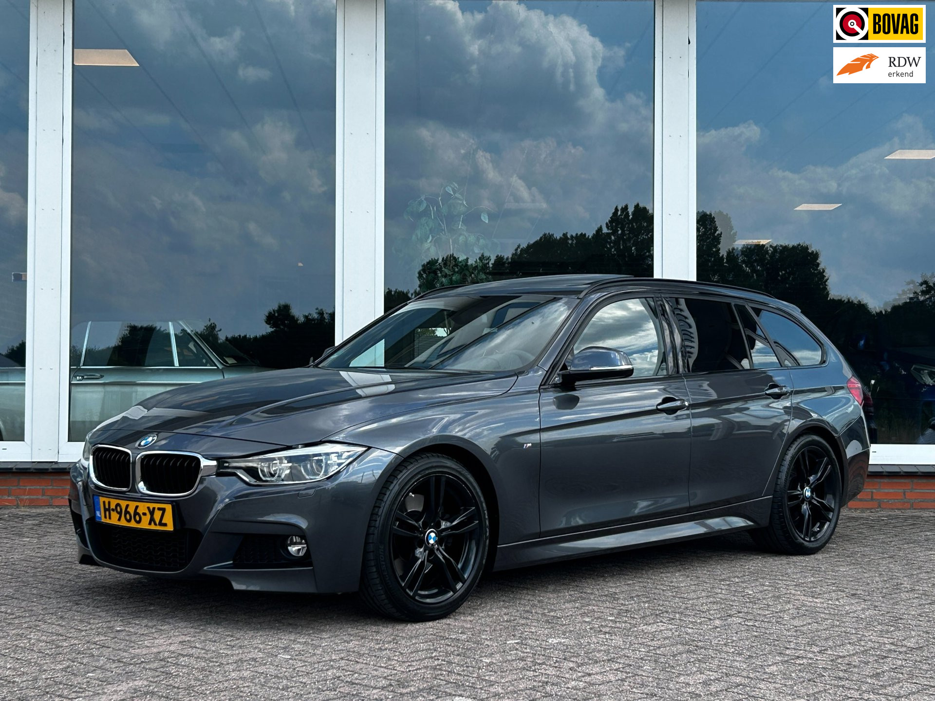 BMW 330i 330i M Sport Edition - Navi - PDC - Panorama - LM 2019 - voorkant