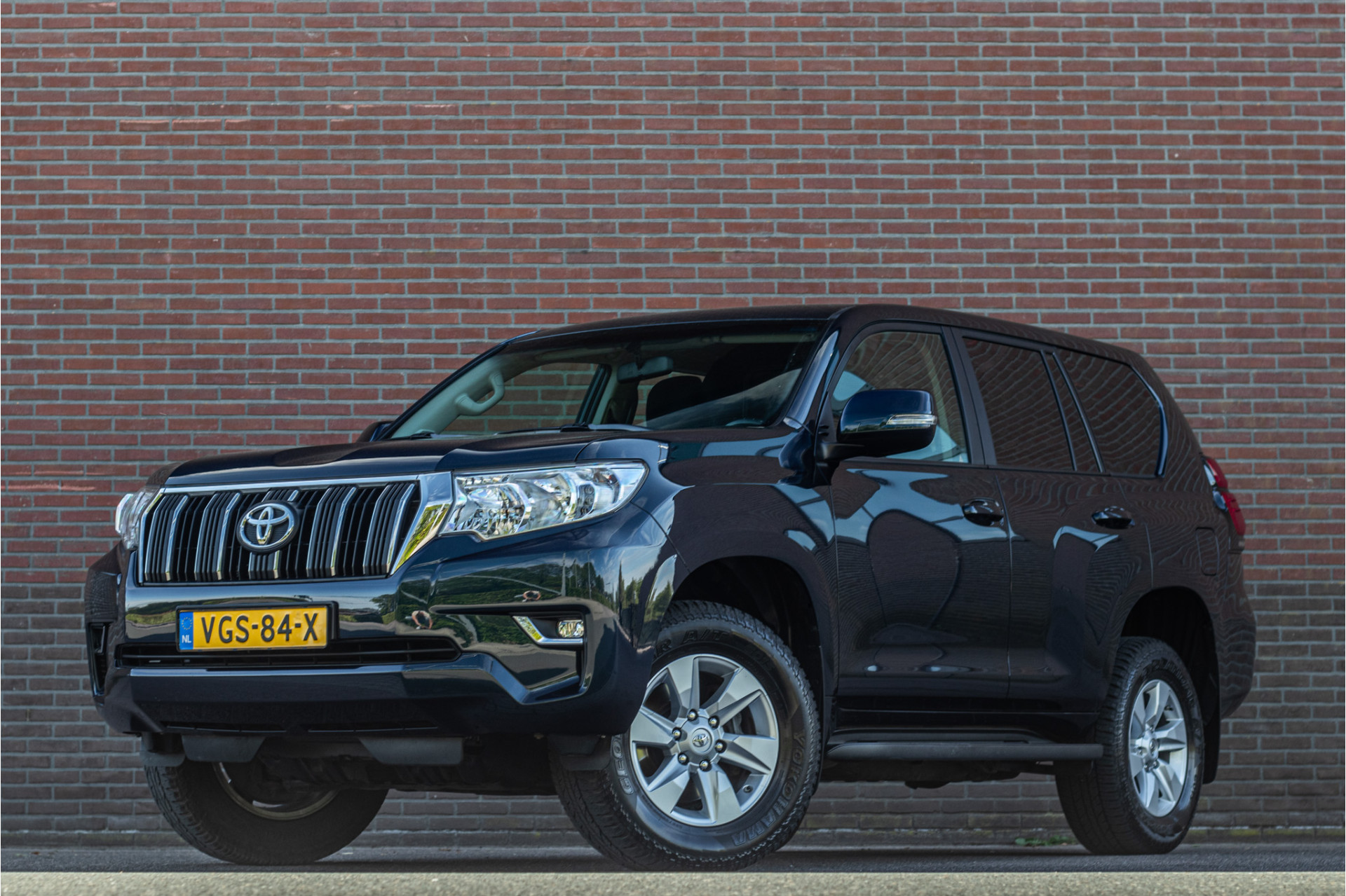 Toyota Toyota Land Cruiser (150 Series) 2.8 D-4D-F Blind Van, 107.000km NAP, Camera, DAB+, Keyless, Trekhaak, Navigatie, LED. 2021 - voorkant