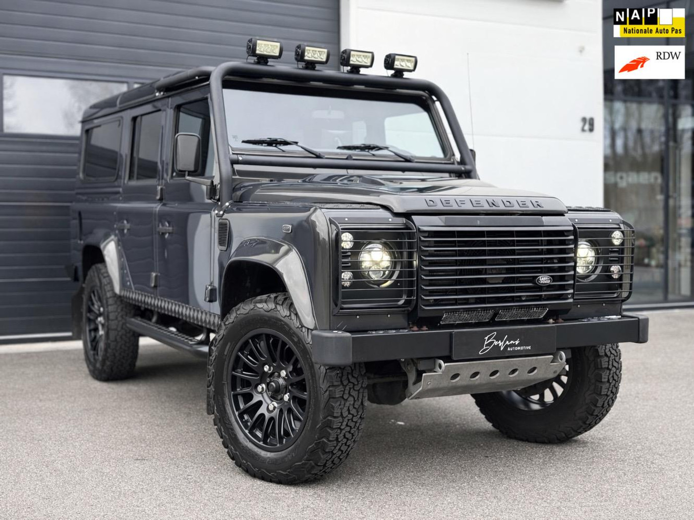 Land Rover Defender 2.2 D SW 110" Adventure Limited Edition 2015 - voorkant