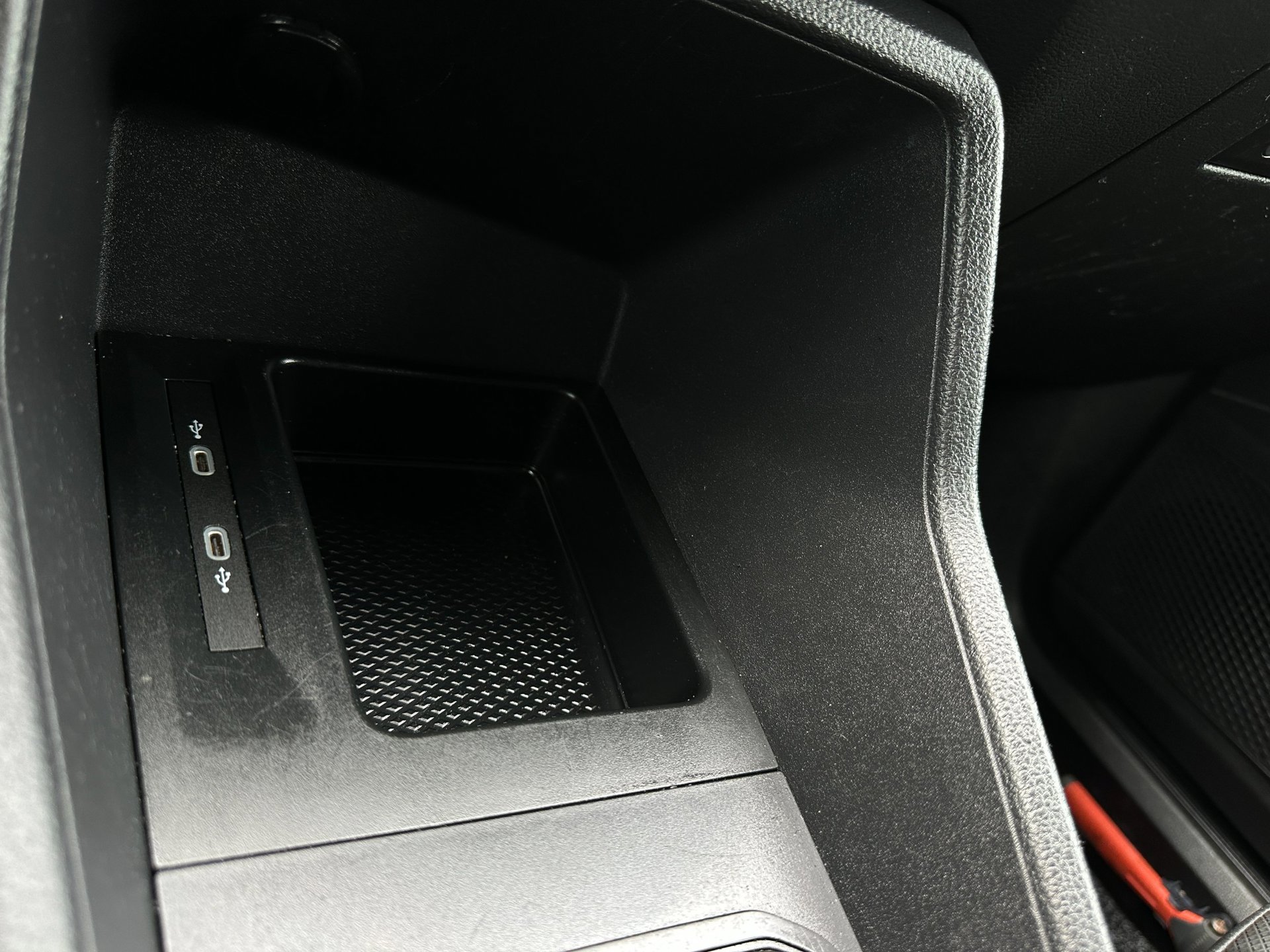 Foto van Volkswagen Caddy Modified Partition Wall