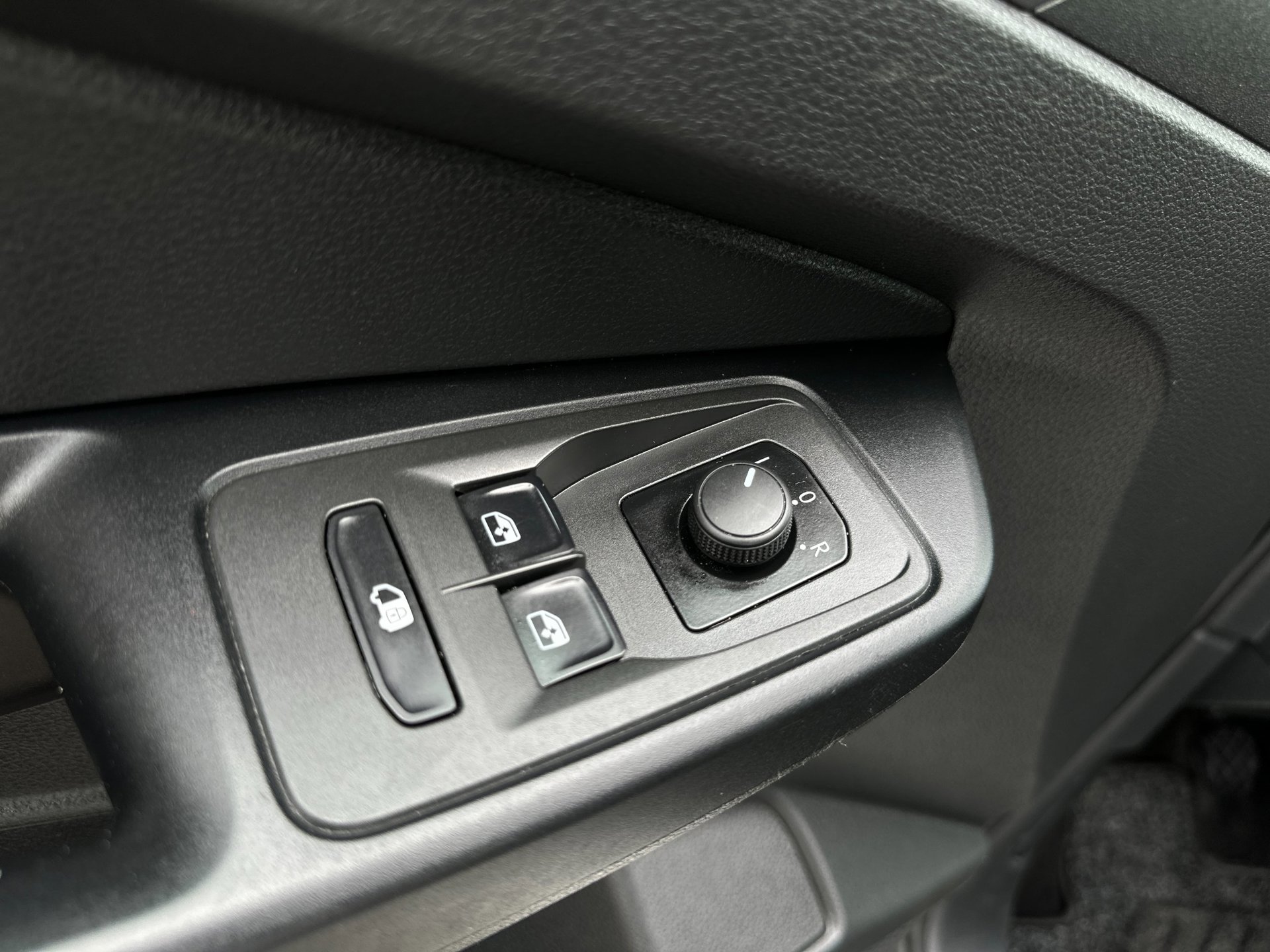 Foto van Volkswagen Caddy Modified Partition Wall