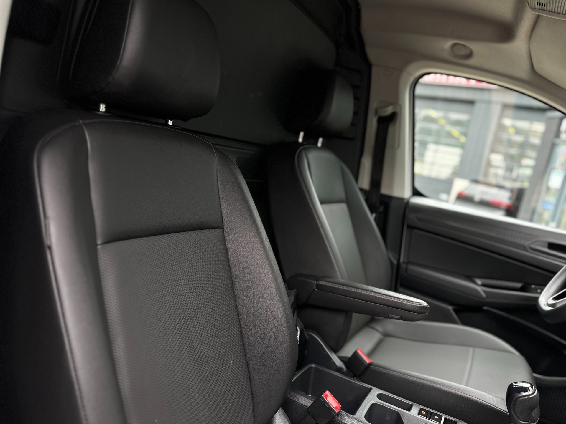 Foto van Volkswagen Caddy Modified Partition Wall