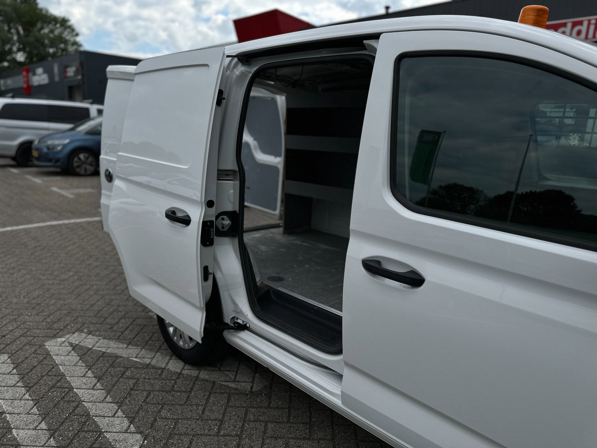 Foto van Volkswagen Caddy Modified Partition Wall