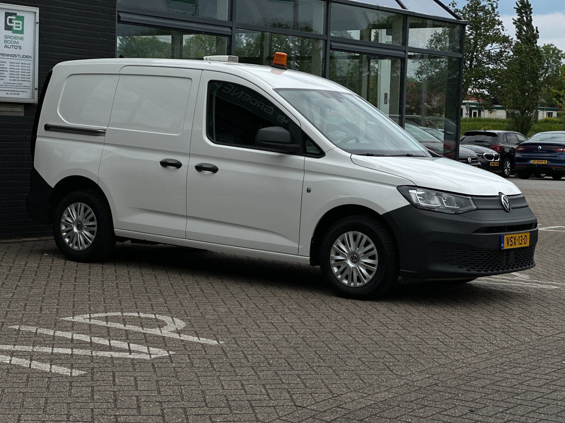 Foto van Volkswagen Caddy Modified Partition Wall