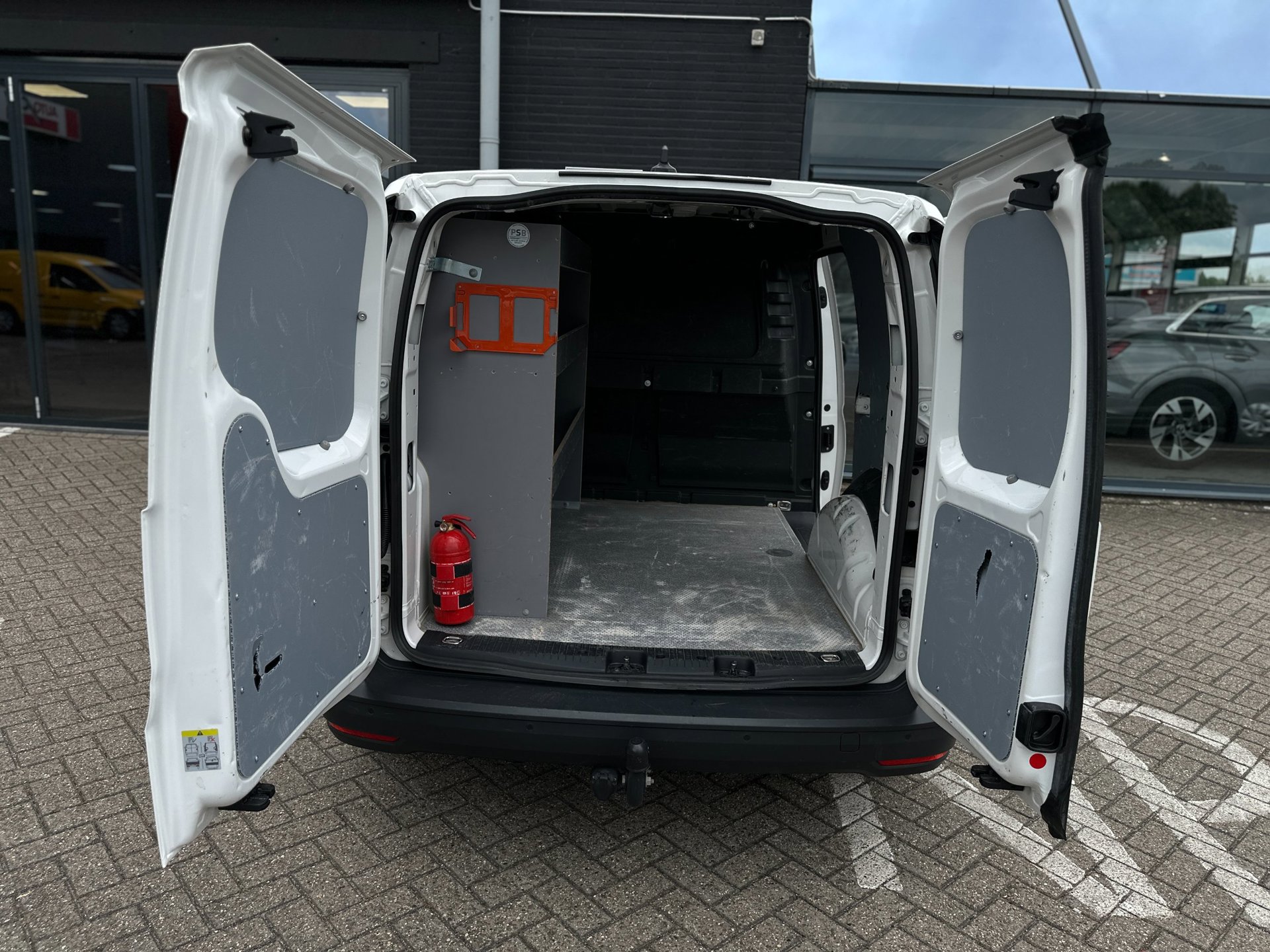Foto van Volkswagen Caddy Modified Partition Wall