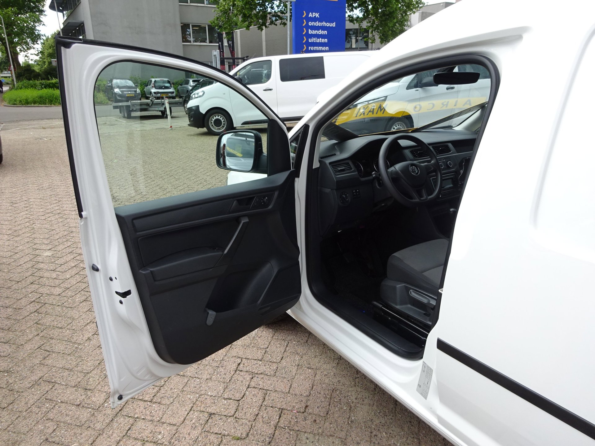 Foto van Volkswagen Caddy Modified Partition Wall