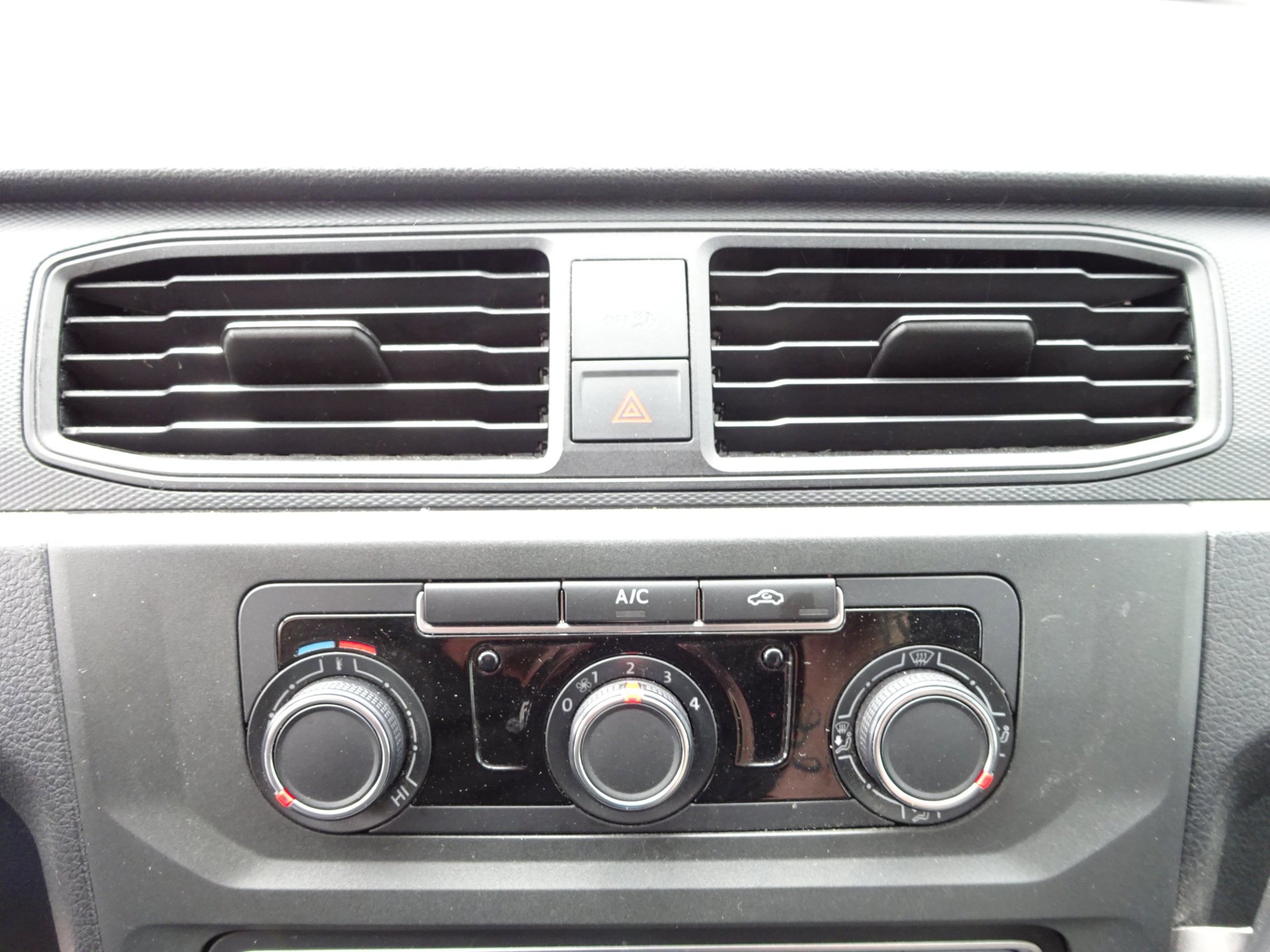 Foto van Volkswagen Caddy Modified Partition Wall