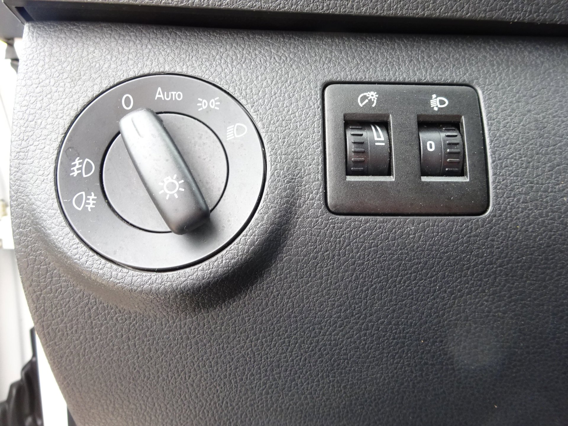 Foto van Volkswagen Caddy Modified Partition Wall