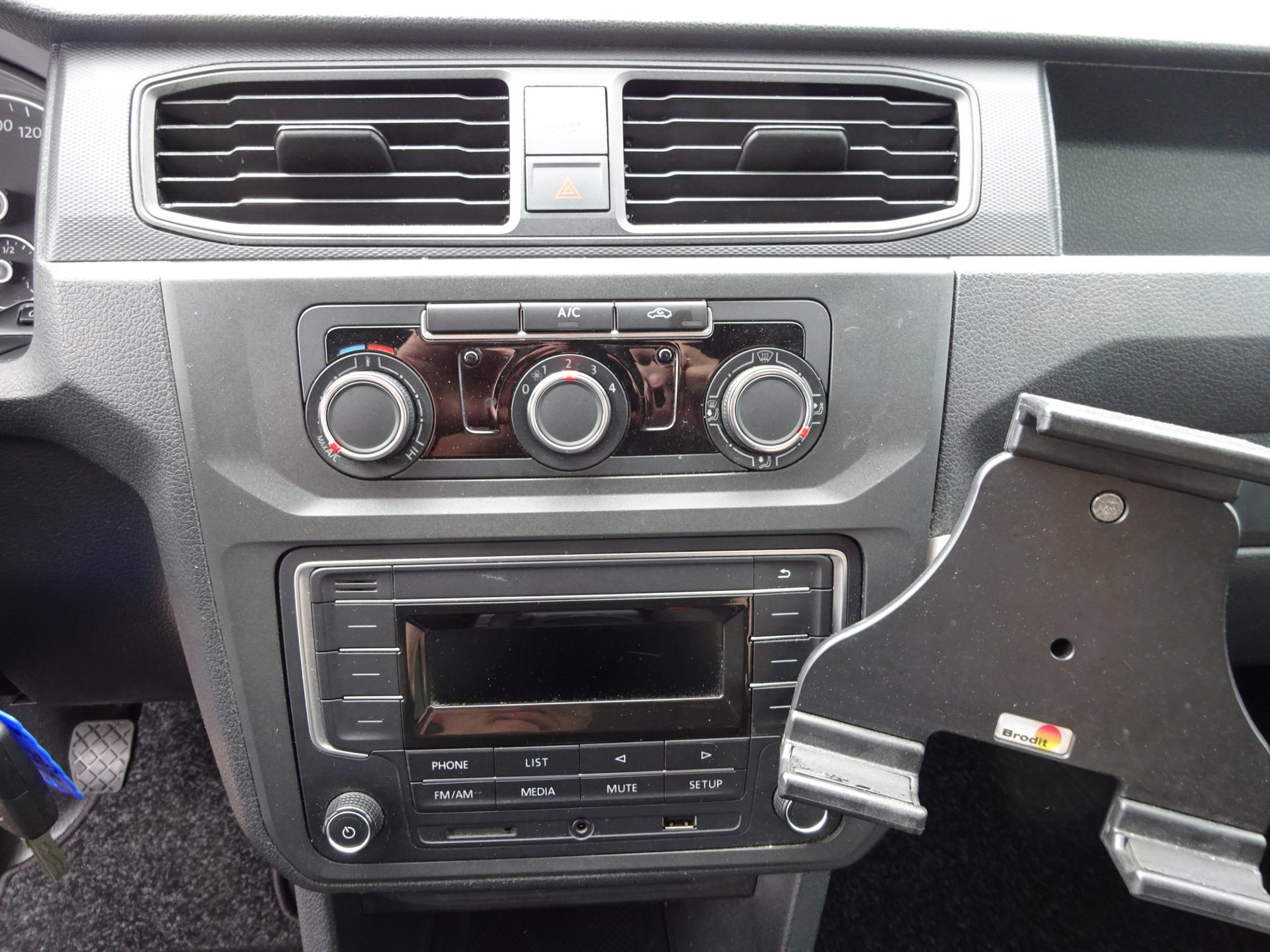 Foto van Volkswagen Caddy Modified Partition Wall