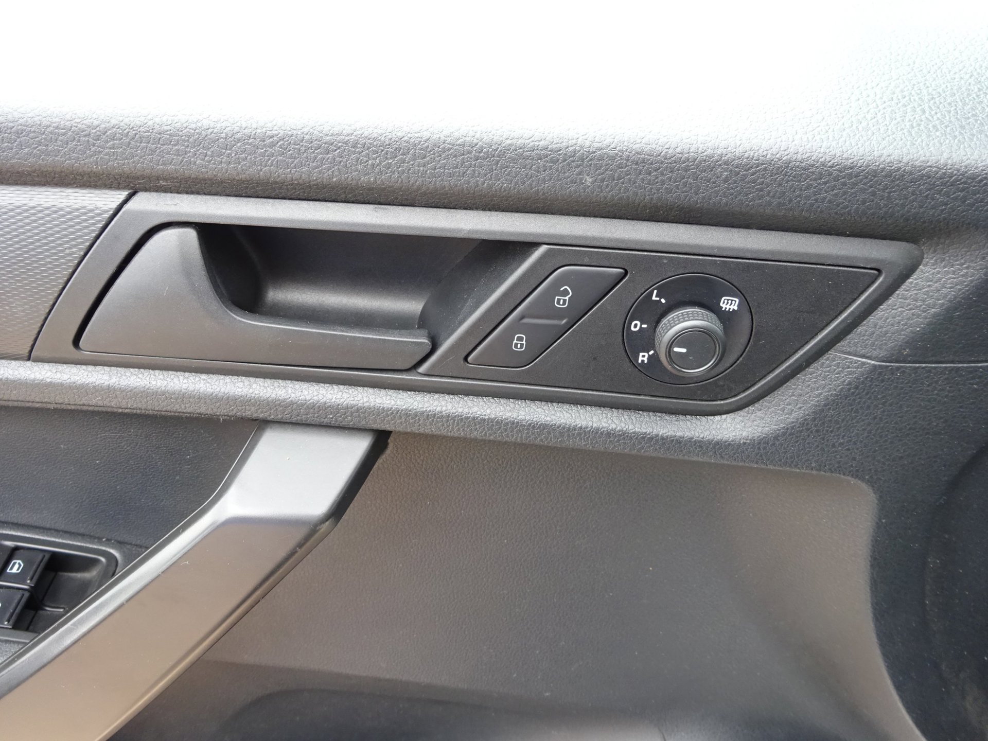 Foto van Volkswagen Caddy Modified Partition Wall