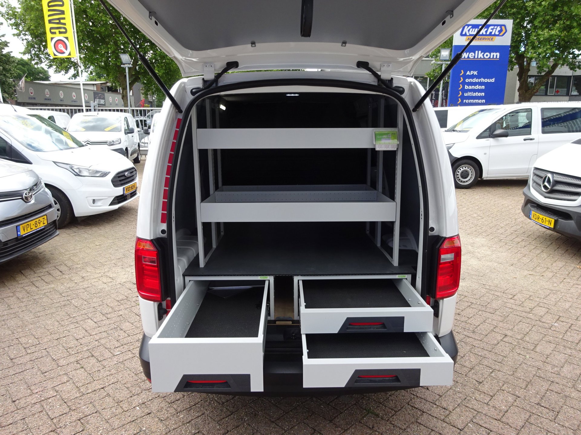 Foto van Volkswagen Caddy Modified Partition Wall