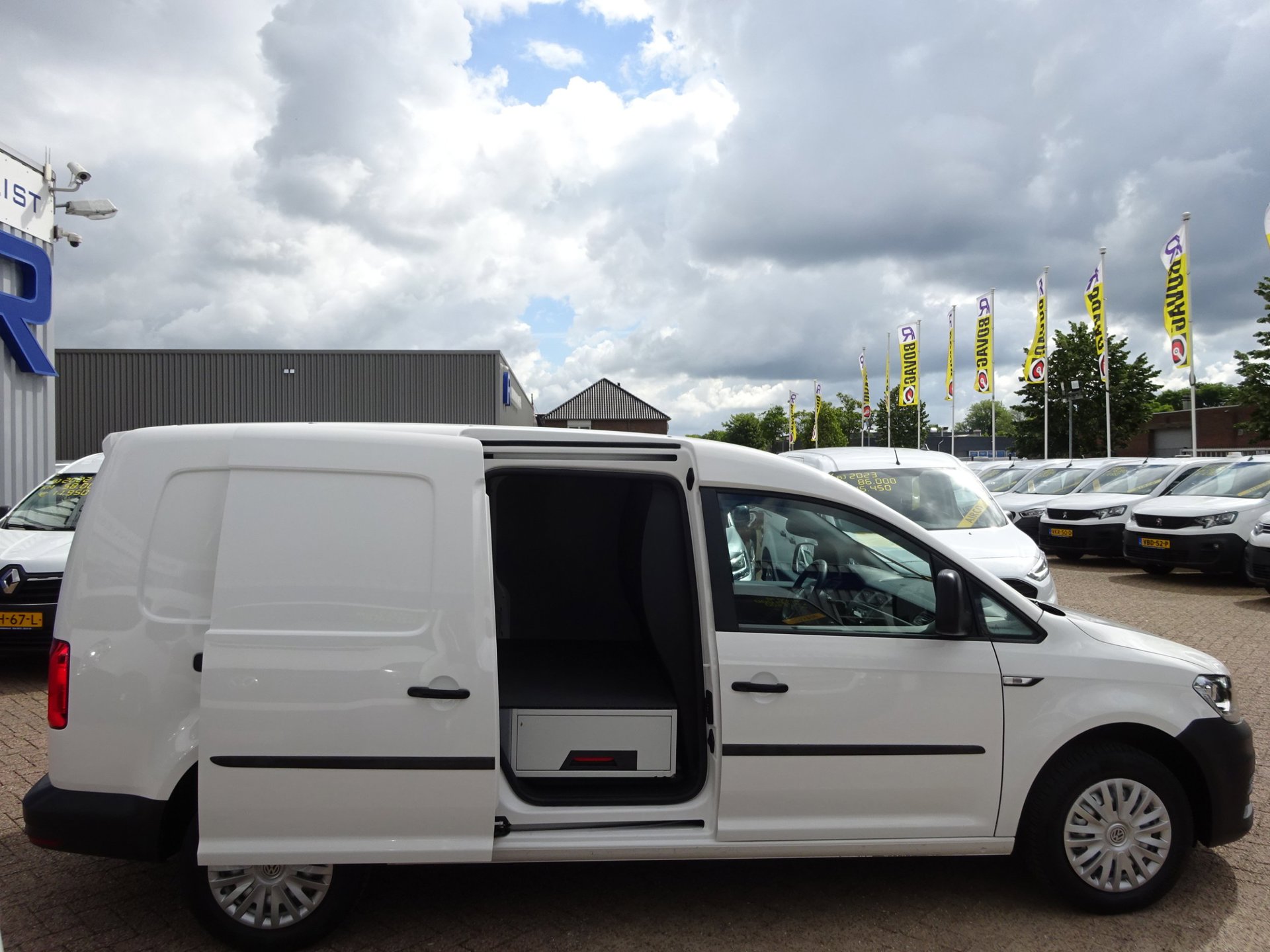 Foto van Volkswagen Caddy Modified Partition Wall