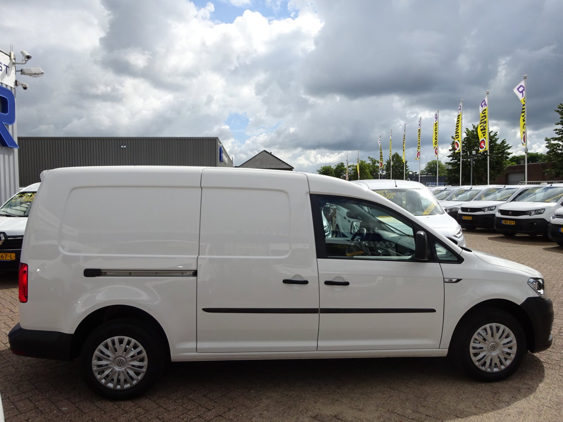 Foto van Volkswagen Caddy Modified Partition Wall