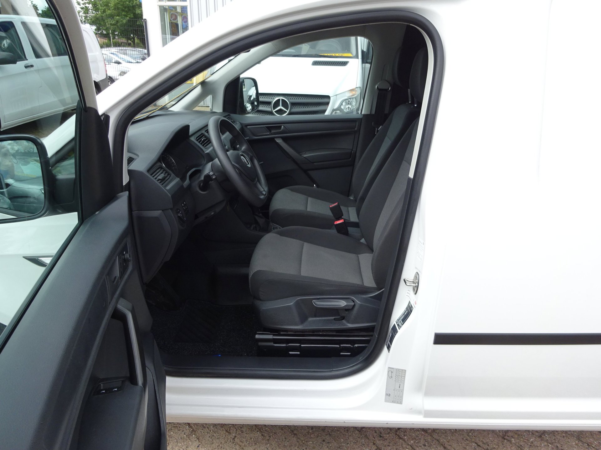 Foto van Volkswagen Caddy Modified Partition Wall