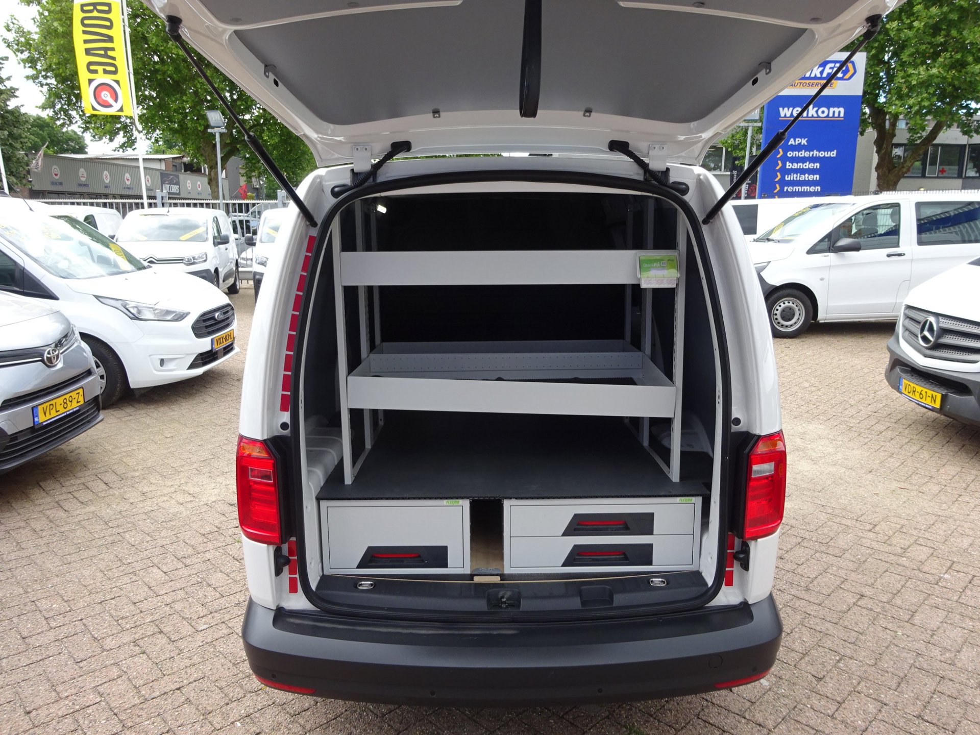 Foto van Volkswagen Caddy Modified Partition Wall