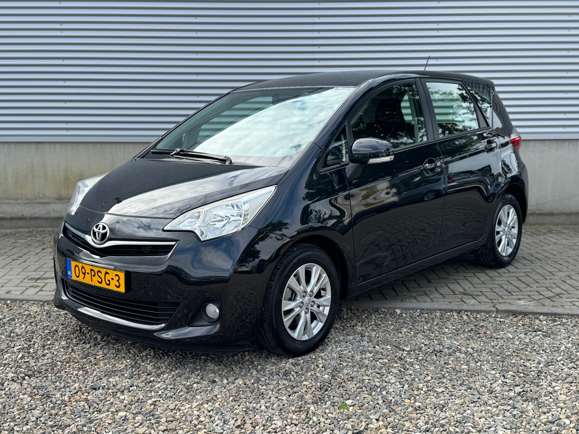 Toyota Toyota Verso-s 1.3 VVT-i Aspiration Automaat [ ecc,camera,h-leer,trekhaak,lmv ] 2011 - voorkant