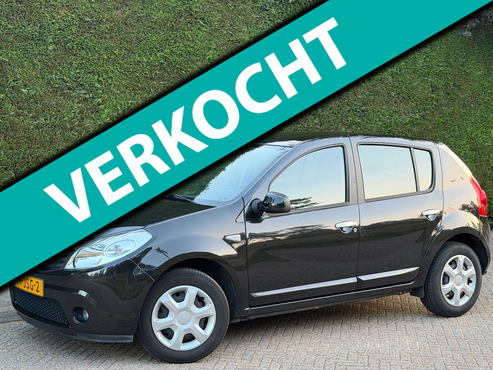 Dacia Sandero 1.2 Lauréate RIJDGOED/AIRCO/NLAUTO!/APK 2009 - voorkant