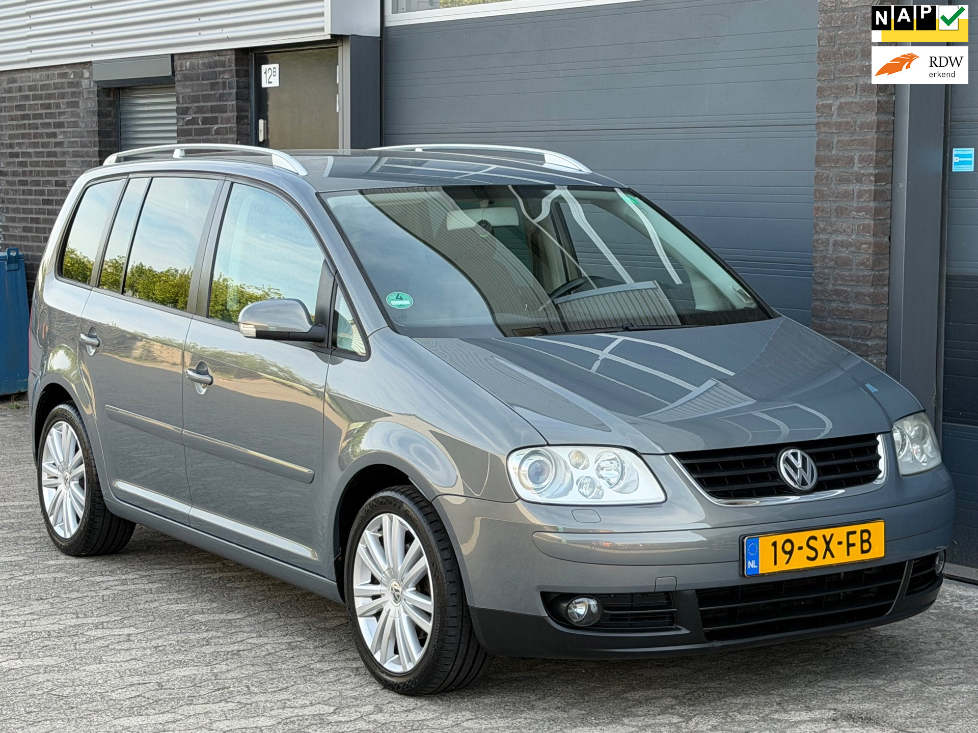 Volkswagen Touran 2.0-16V FSI Highline CLIMA CRUISE 7PERSOONS TREKHAAK PDC 2006 - voorkant