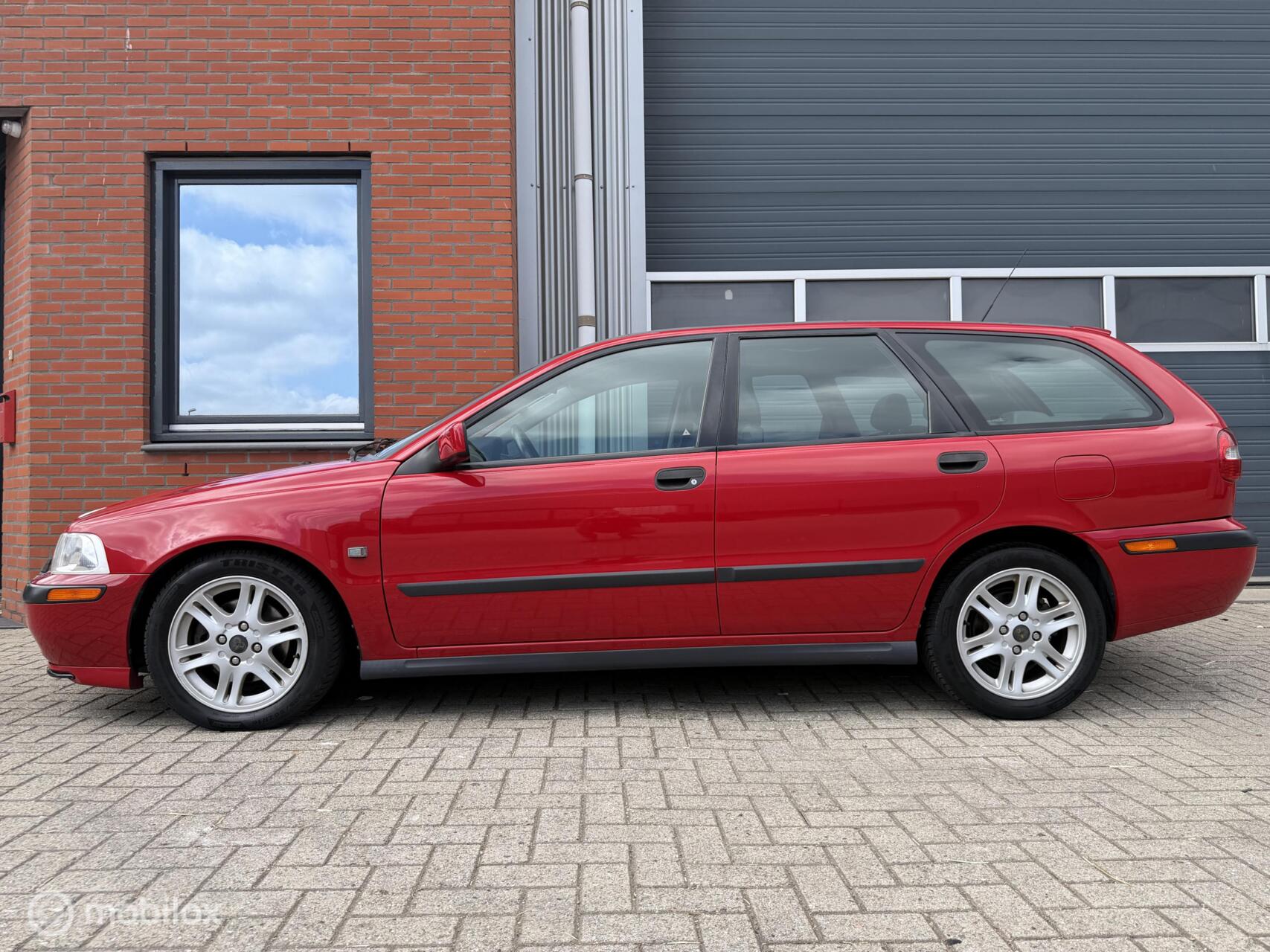 Volvo V40 2.0 T4 200pk Aut. - phase 2 - leder - org. NL 2001 - voorkant