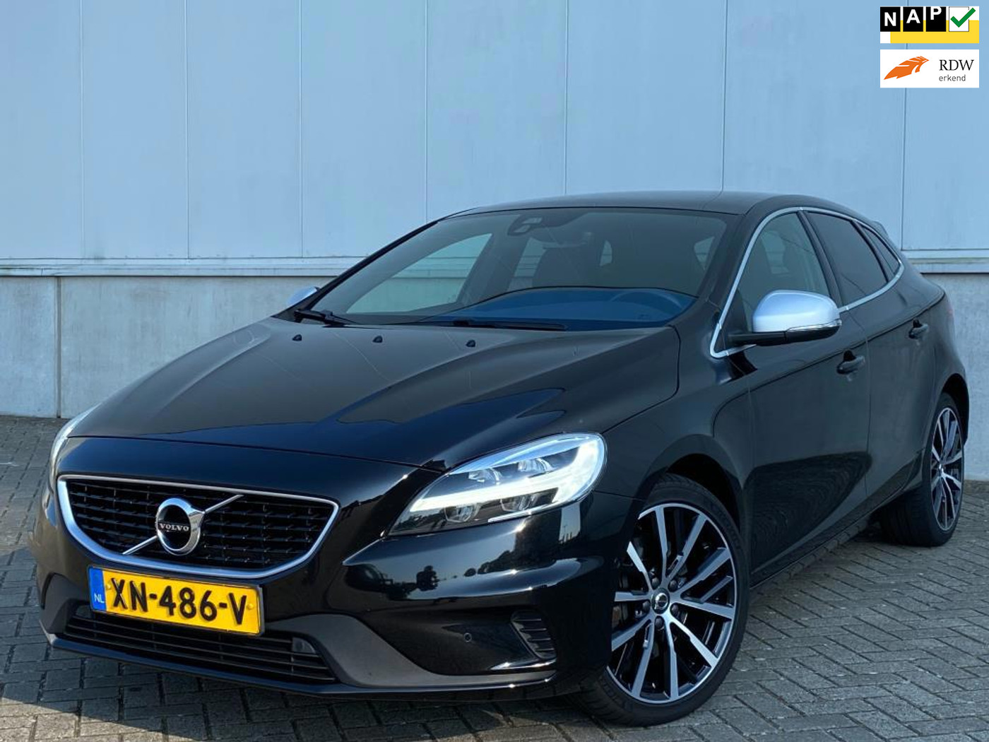 Volvo V40 1.5 T3 Polar+ Sport NAP I AUTOMAAT I PANORAMA I LMV I LED I HALF LEER I STOEL VERWARMING I NETTE AUTO 2019 - voorkant